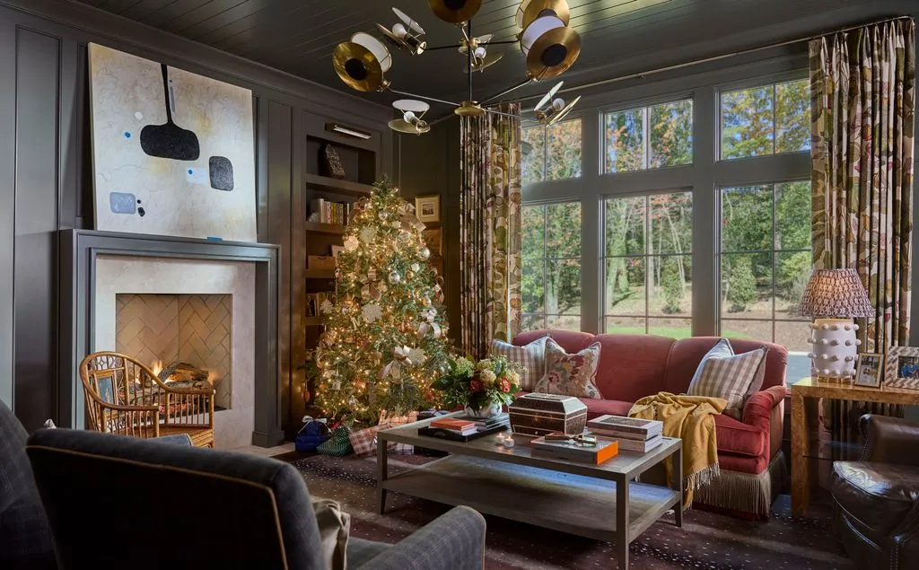 11 Chic Christmas Tree Decorating Ideas, From a Denim-Inspired Palette to  Ornament-Free Elegance | Architectural Digest