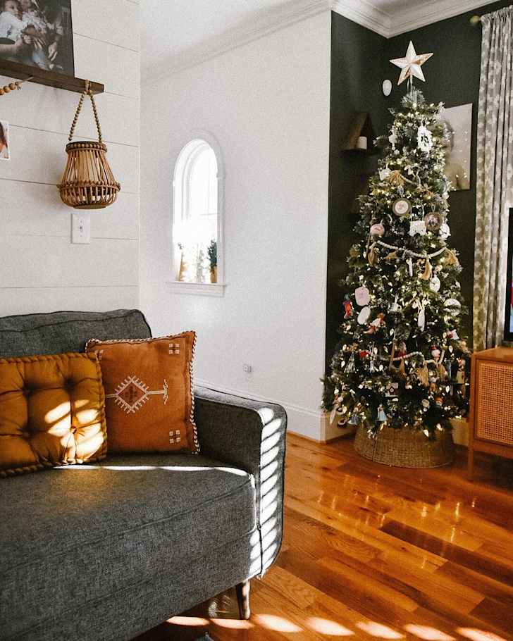 11 Ways to Make a Small Space for a Christmas Tree So Festive | Apartment  Therapy
