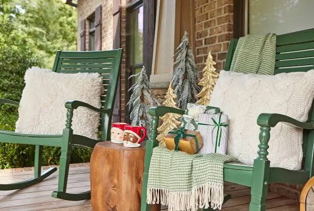 12 Tips for a Cozy Front Porch for Christmas | HGTV