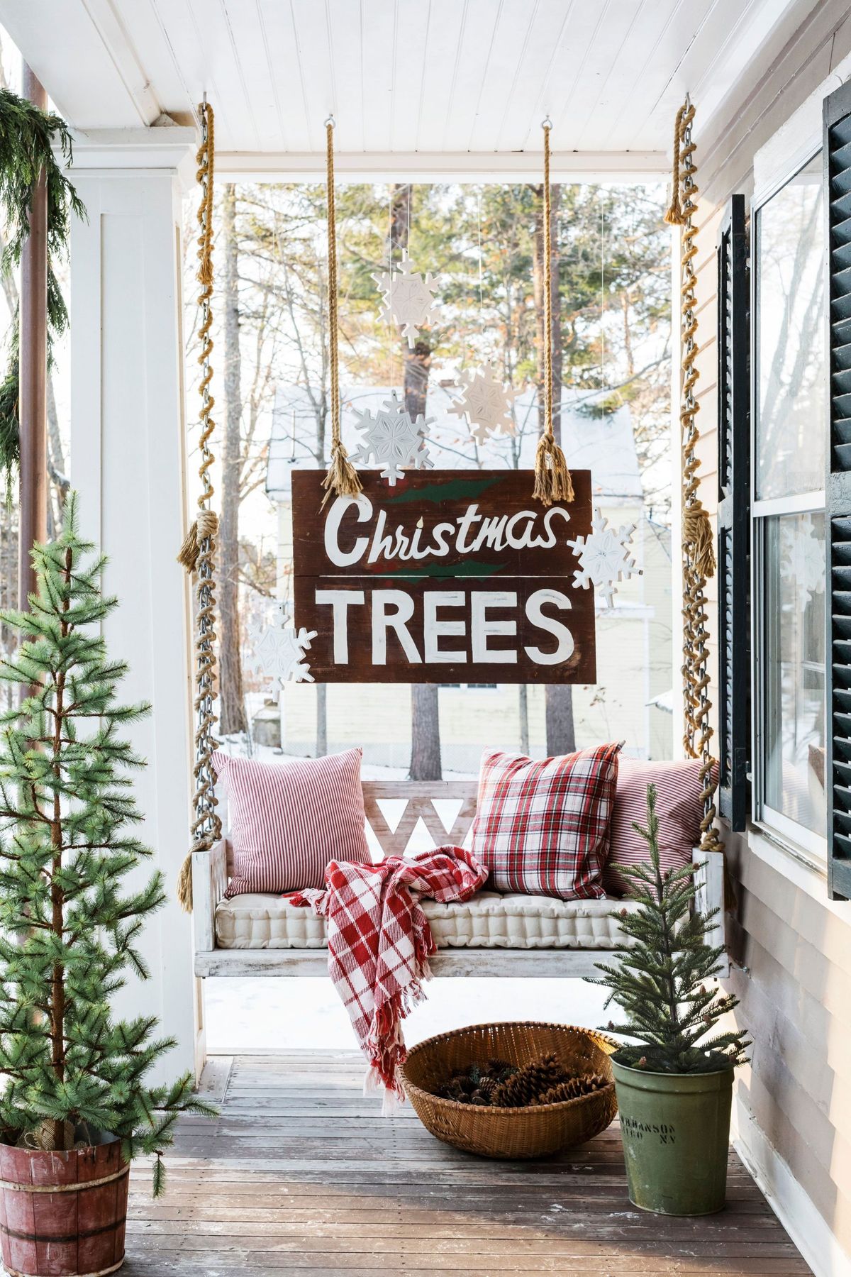 13 Christmas Front Porch Ideas to Welcome the Season with Style