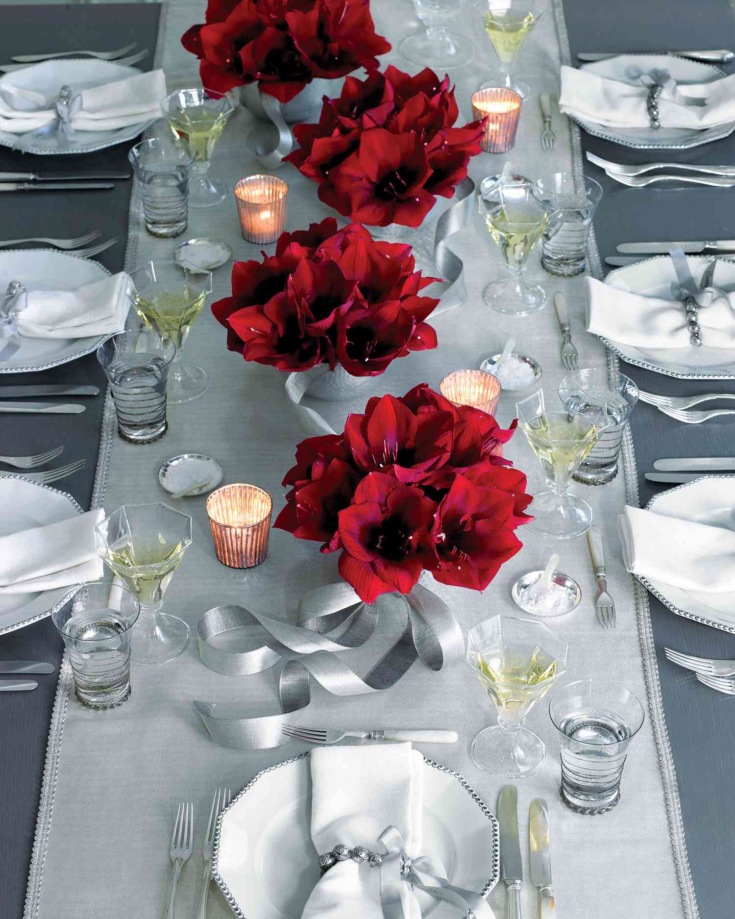 13 Christmas Table Setting Ideas That Will Enchant Your Guests