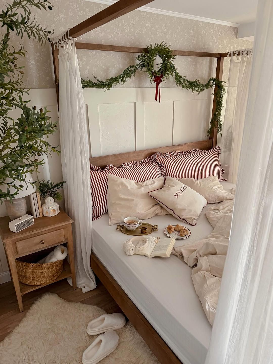 15 Christmas Bedroom Garland Ideas That Add Cheer Without Overwhelming the  Space