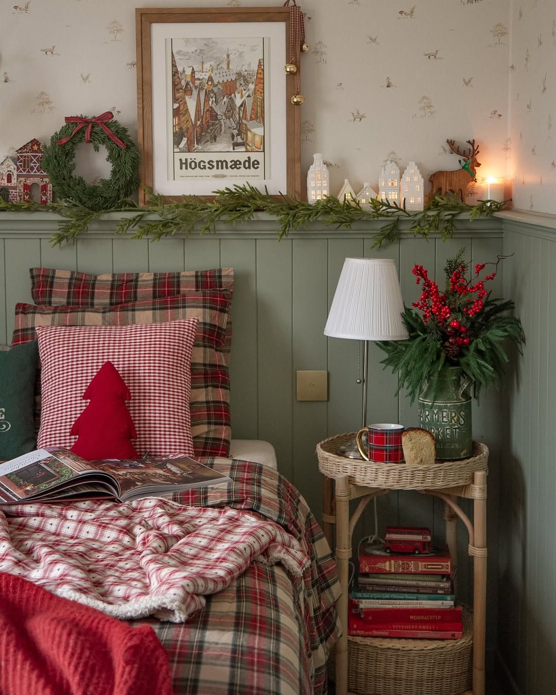 15 Christmas Bedroom Garland Ideas That Add Cheer Without Overwhelming the  Space