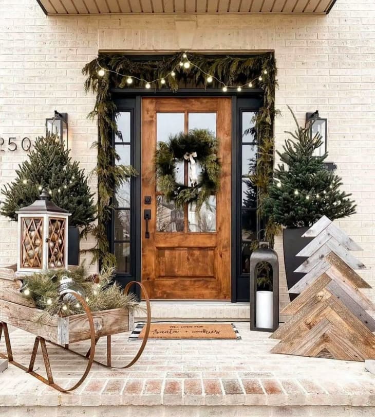 15 Christmas Door Decoration Ideas (With Inspiring Photos) | Apartment Therapy