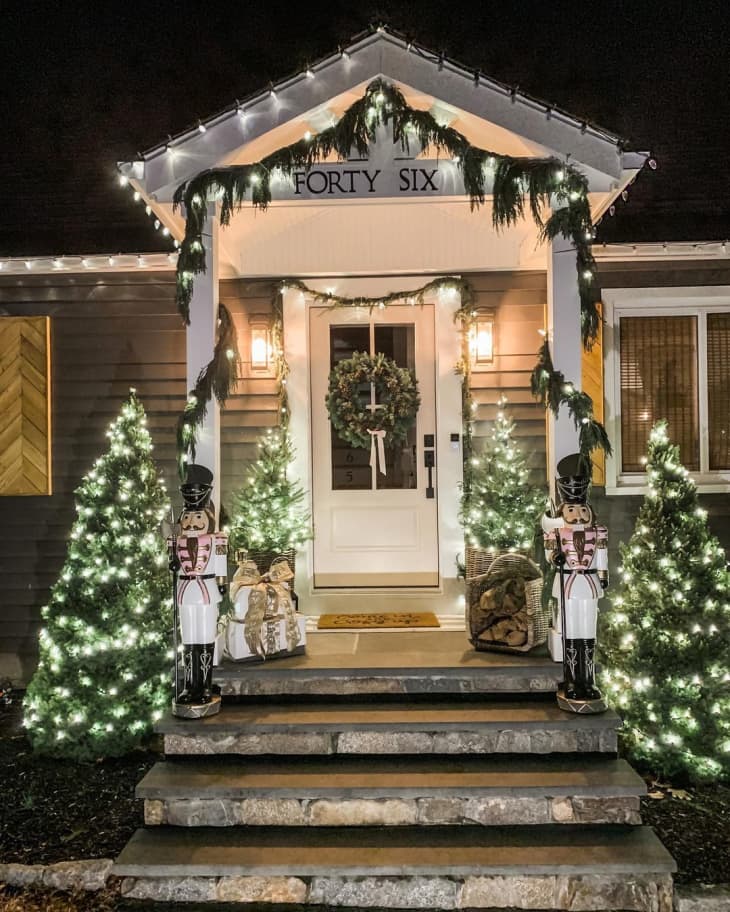 15 Christmas Door Decoration Ideas (With Inspiring Photos) | Apartment  Therapy