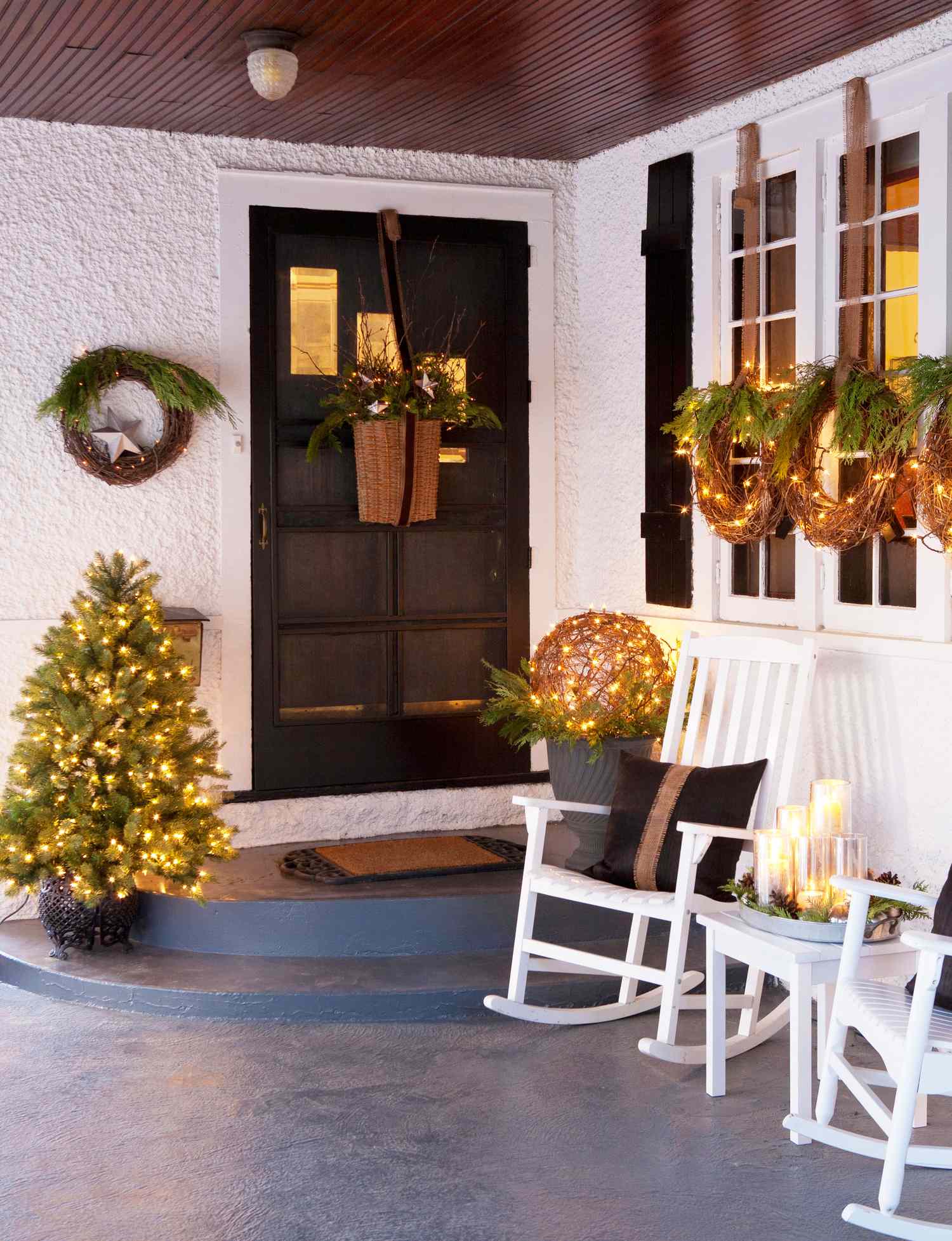 15 Farmhouse Christmas Porch Ideas for a Warm Welcome