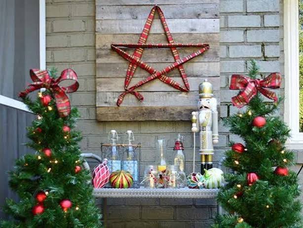 16 Rustic, Garden and Farm-Style Holiday Front Porch Decor Ideas | HGTV