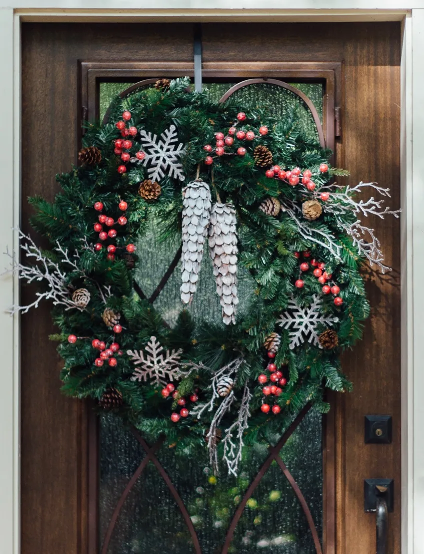 18 Breathtaking Christmas Door Wreaths That Are Begging To Be Stolen By Neighbors — DESIGNED