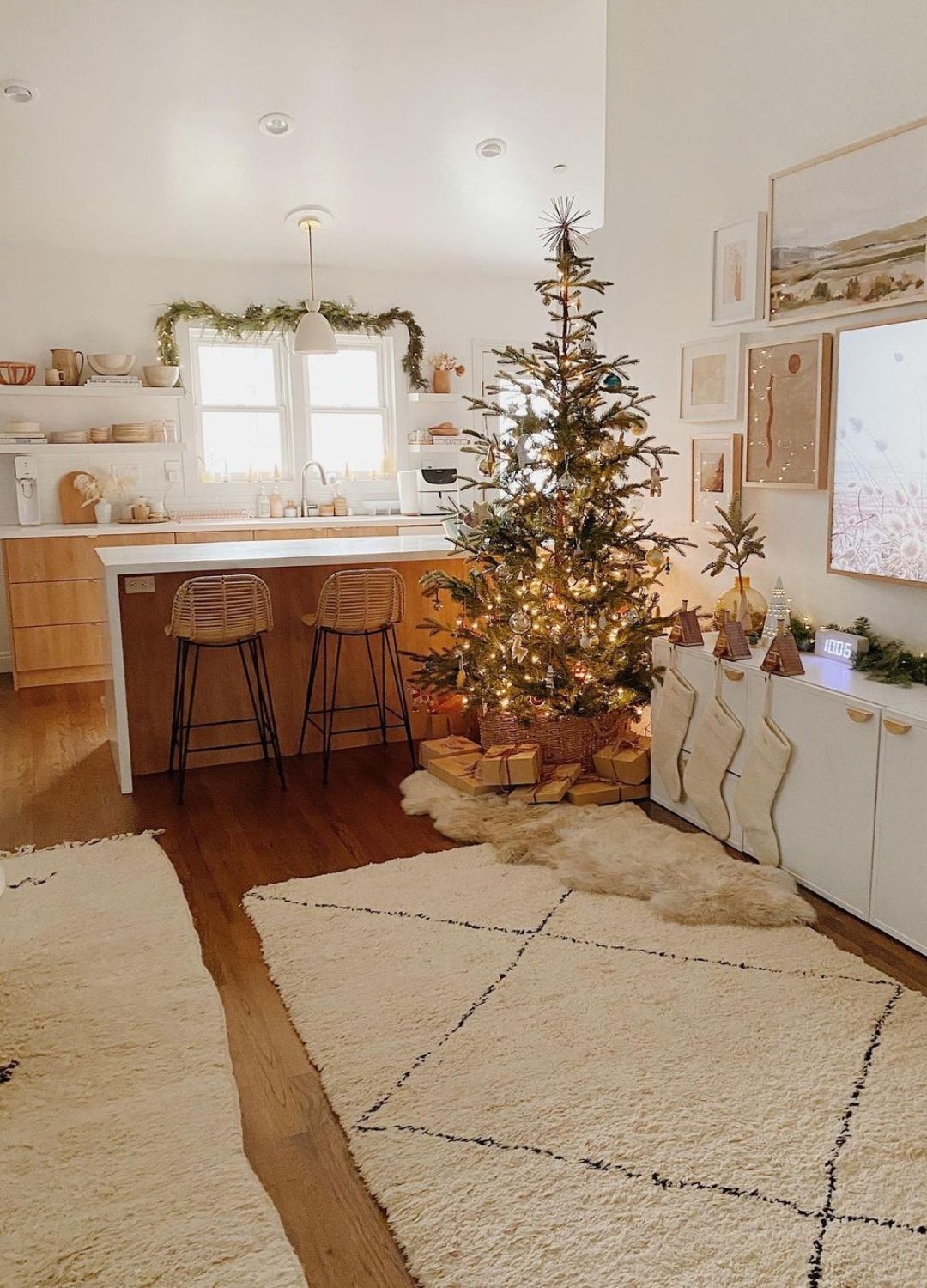20 Holiday Decorating Ideas for a Small Space | The Everygirl