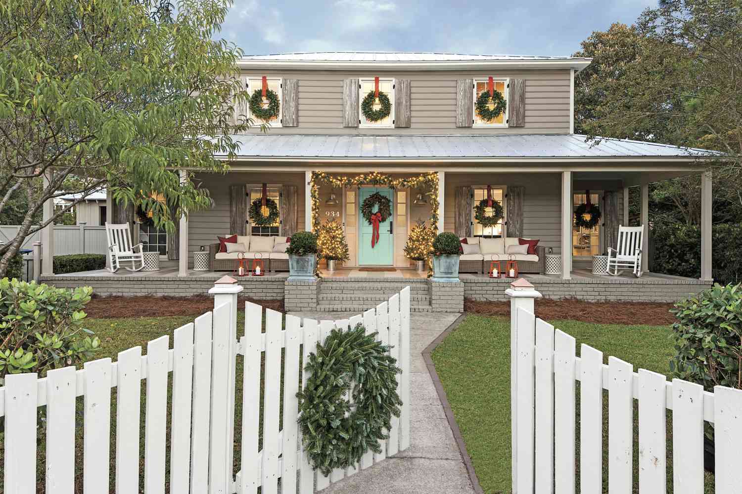 22 Front Porch Christmas Decorating Ideas