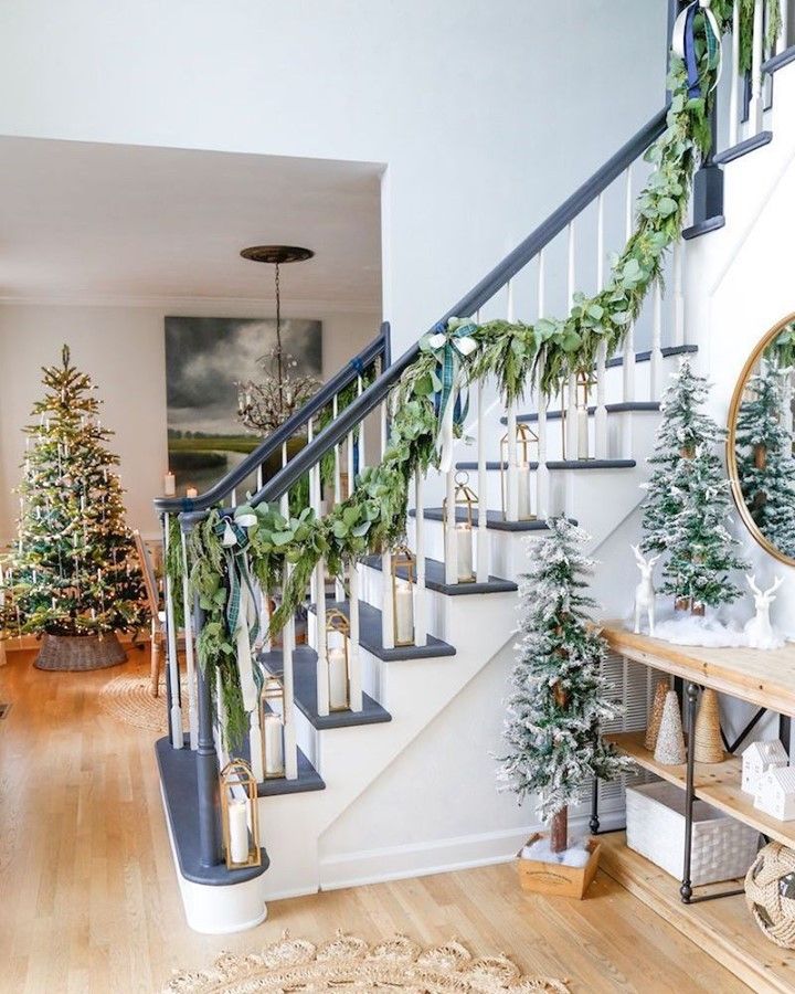 25 Christmas Staircase Decoration Ideas for a Festive Home