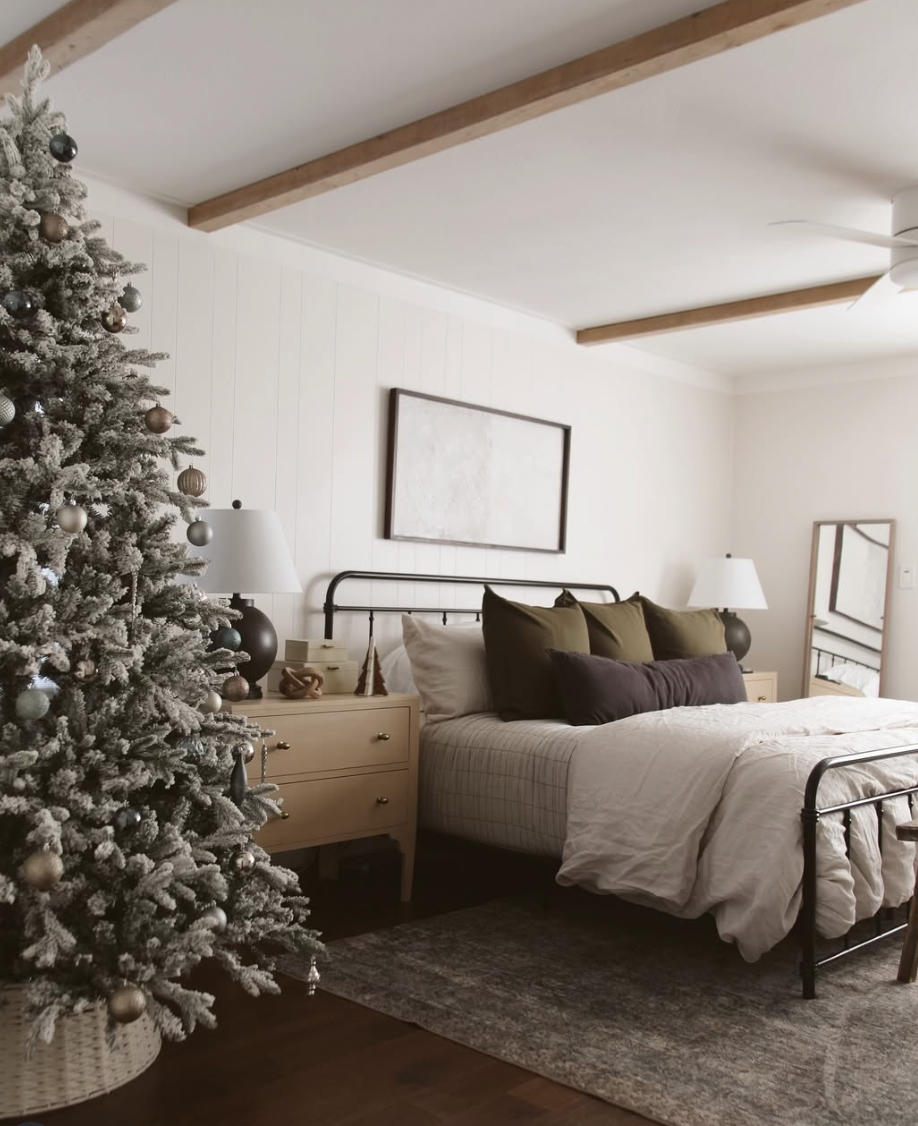 25 Farmhouse Christmas Bedroom Ideas for a Cozy Holiday Home