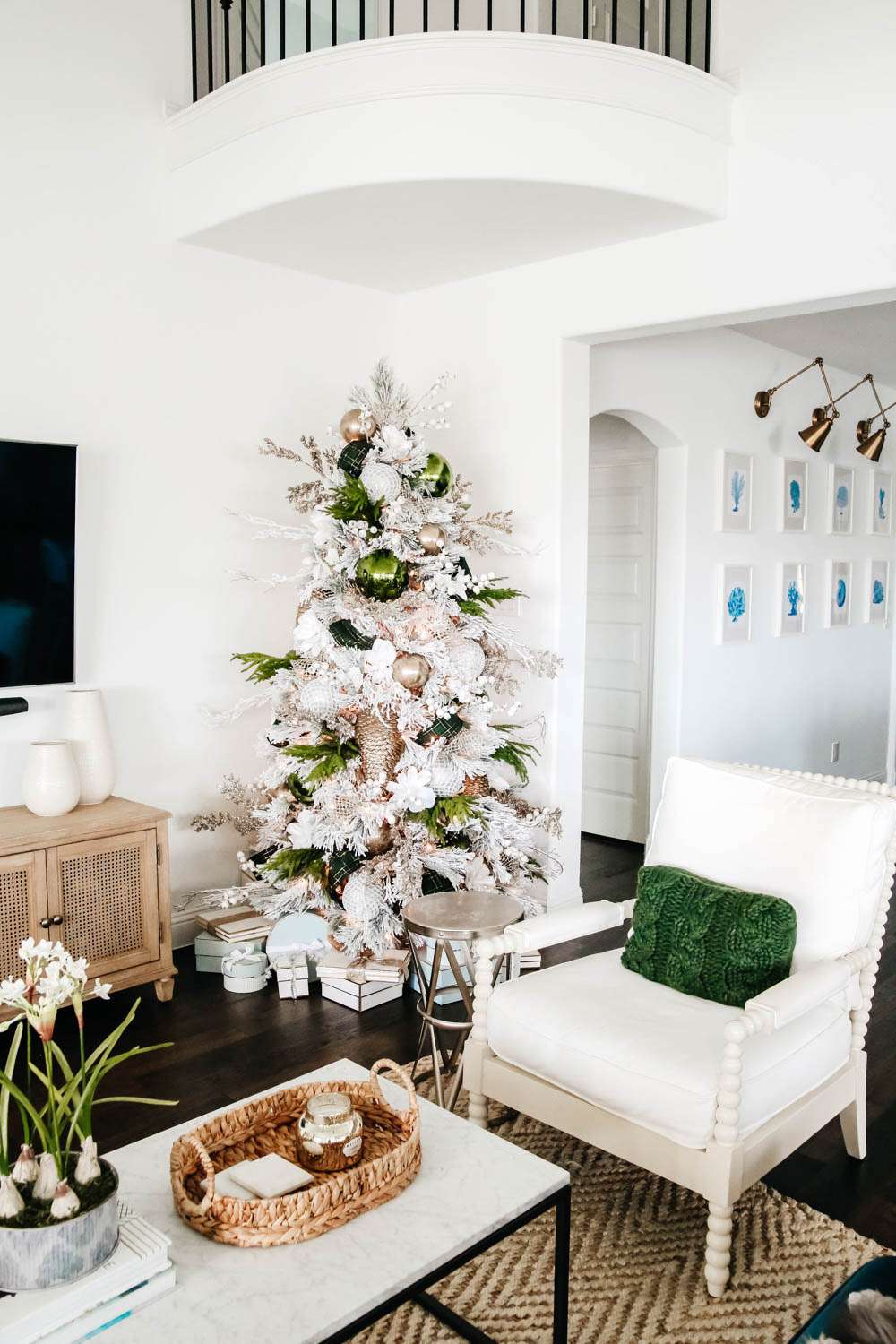 27 Flocked Christmas Tree Decorating Ideas That Will Charm You