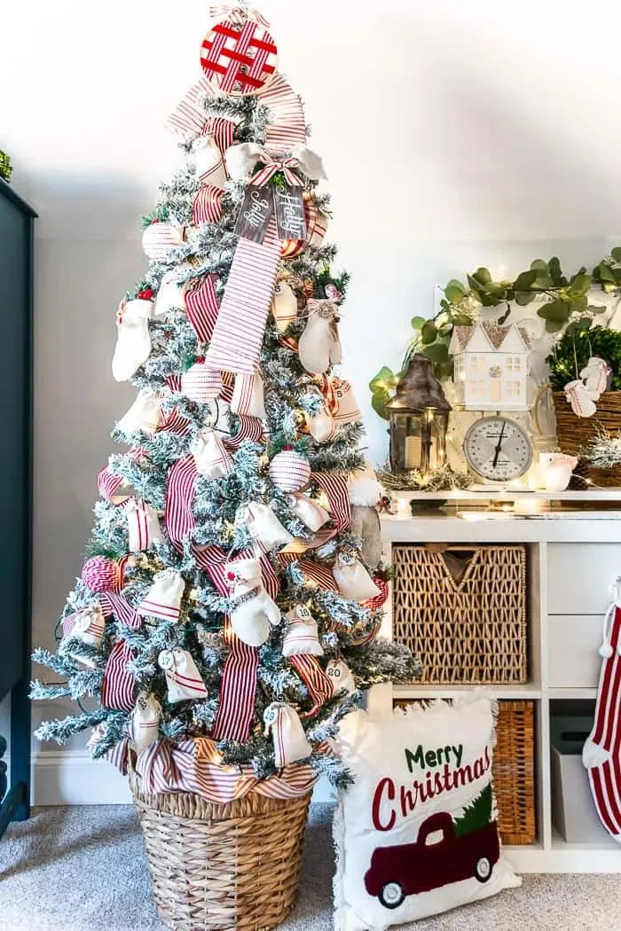 27 Flocked Christmas Tree Decorating Ideas That Will Charm You