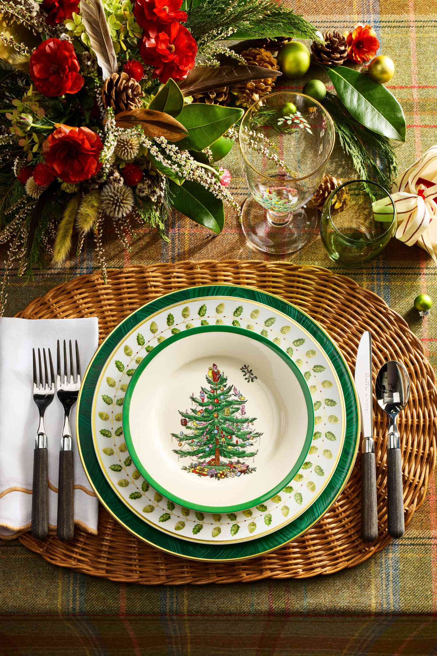 30 Christmas Table Settings For A Festive Holiday Meal