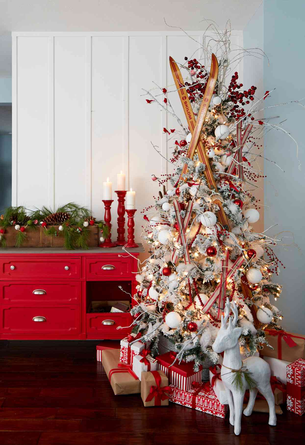 31 Stunning Ways to Decorate a White Christmas Tree