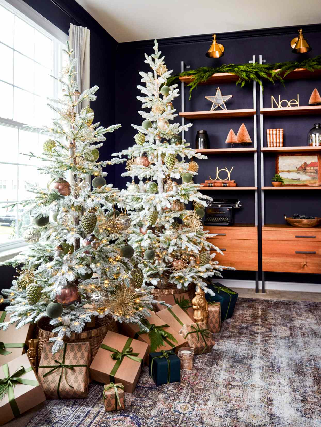 31 Stunning Ways to Decorate a White Christmas Tree