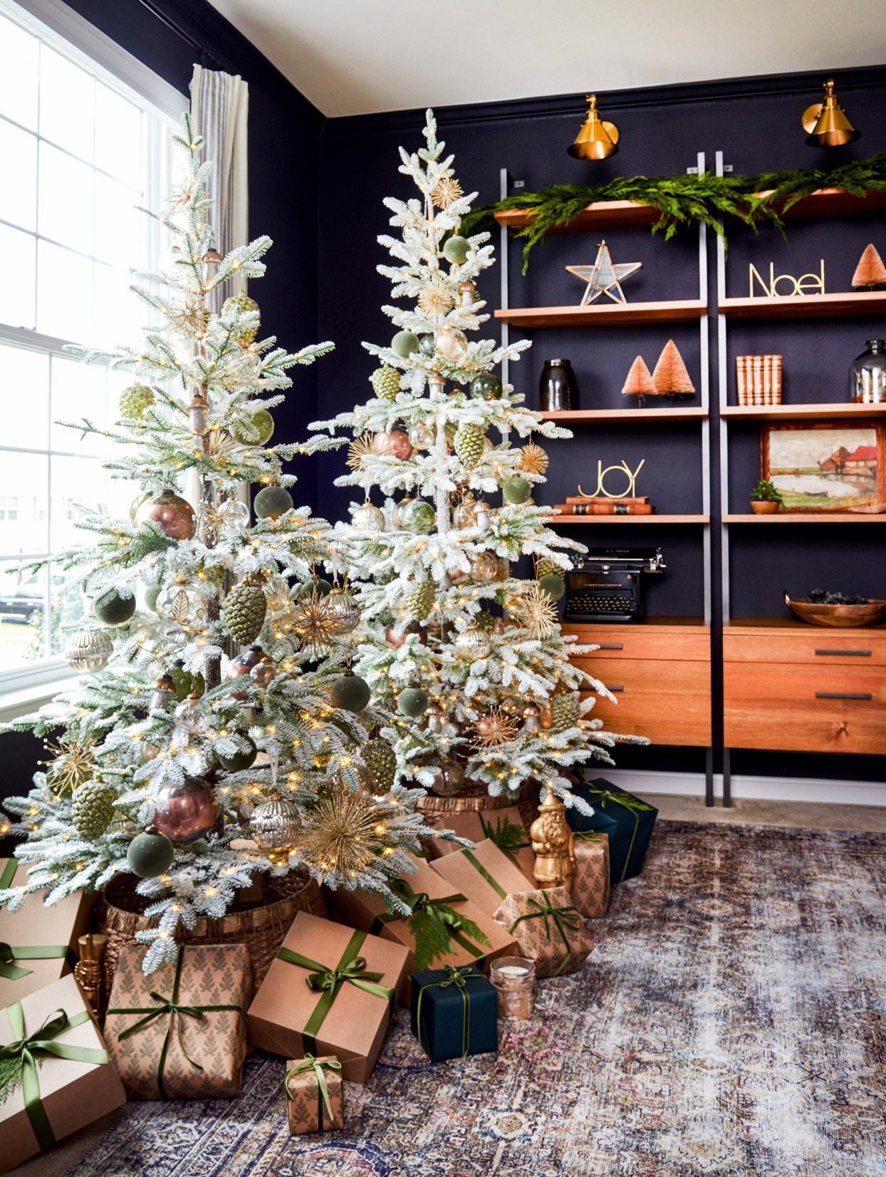 31 Stunning Ways to Decorate a White Christmas Tree