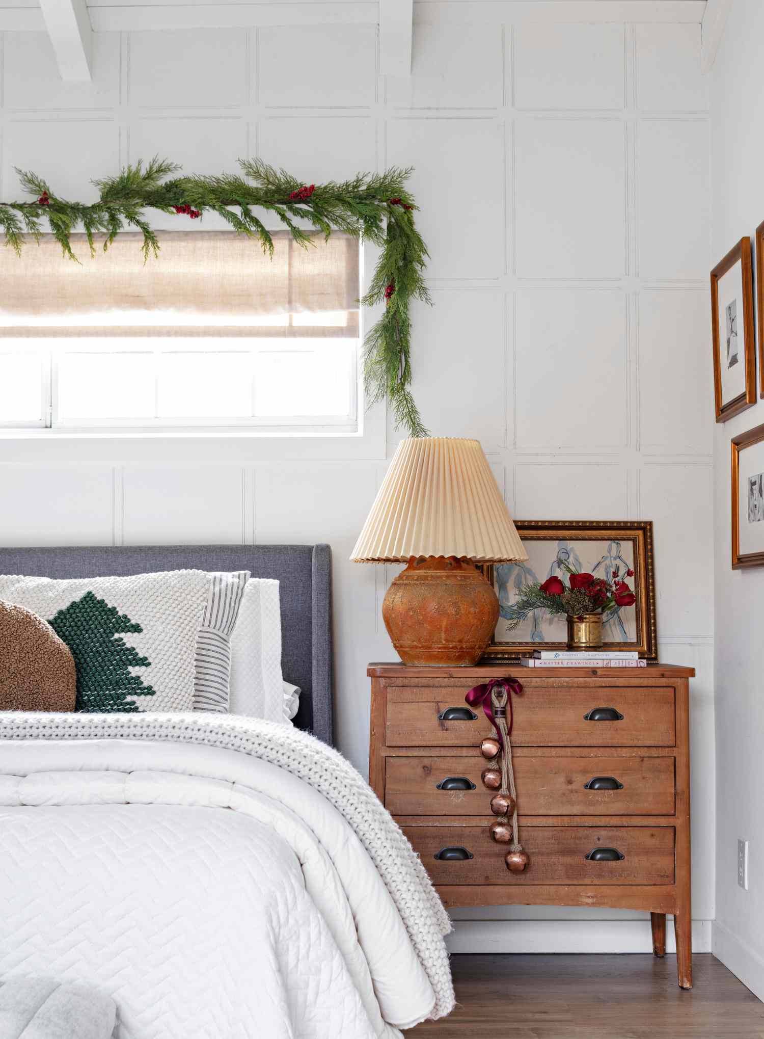34 Cozy Christmas Bedroom Decor Ideas