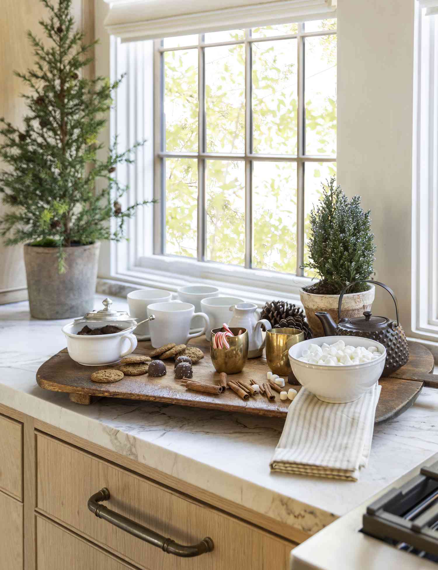 38 Christmas Kitchen Decor Ideas For Extra Holiday Cheer While Cooking