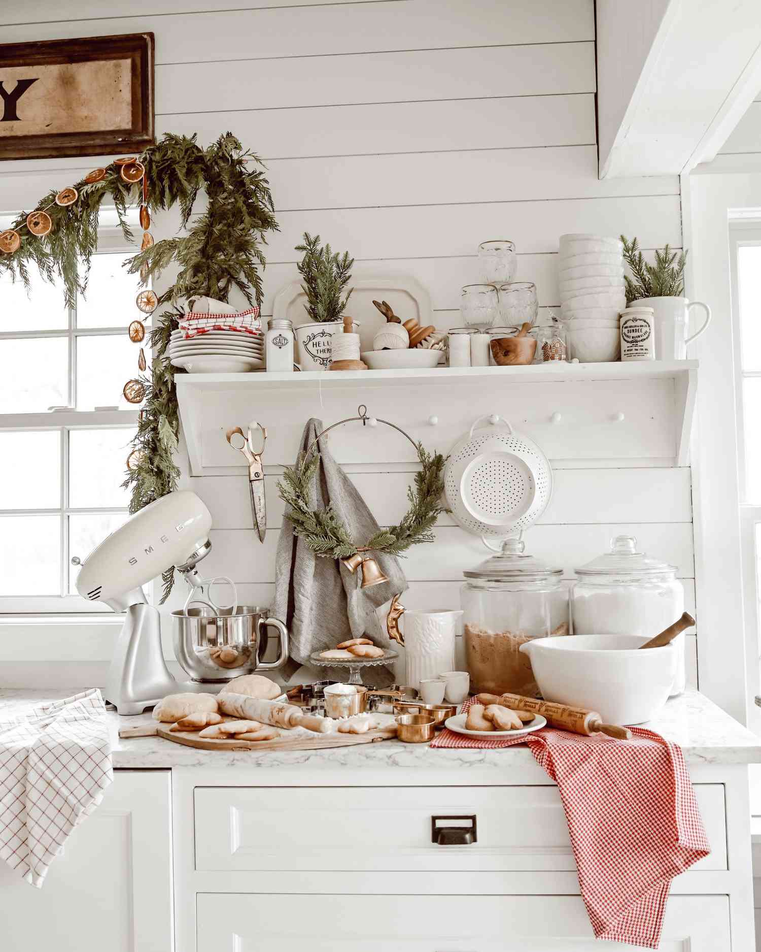 38 Christmas Kitchen Decor Ideas For Extra Holiday Cheer While Cooking