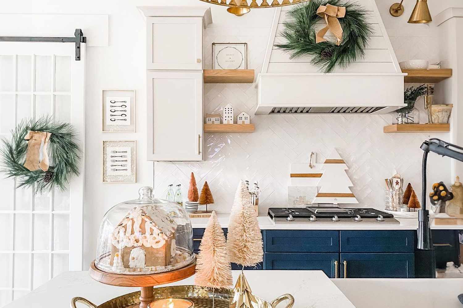 38 Christmas Kitchen Decor Ideas For Extra Holiday Cheer While Cooking
