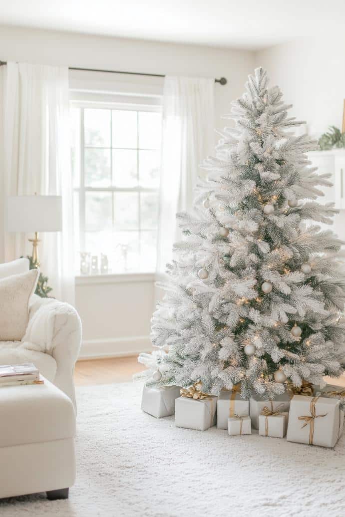 39 White Christmas Tree Decorations for a Festive Holiday Display