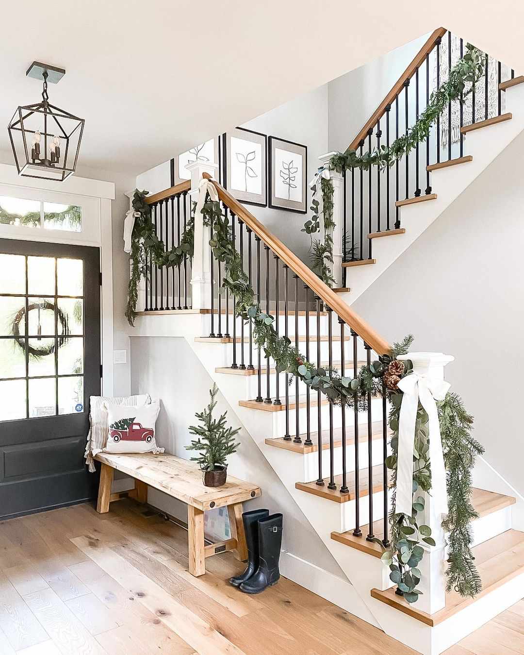 40 Beautiful Staircase Decorations For Christmas