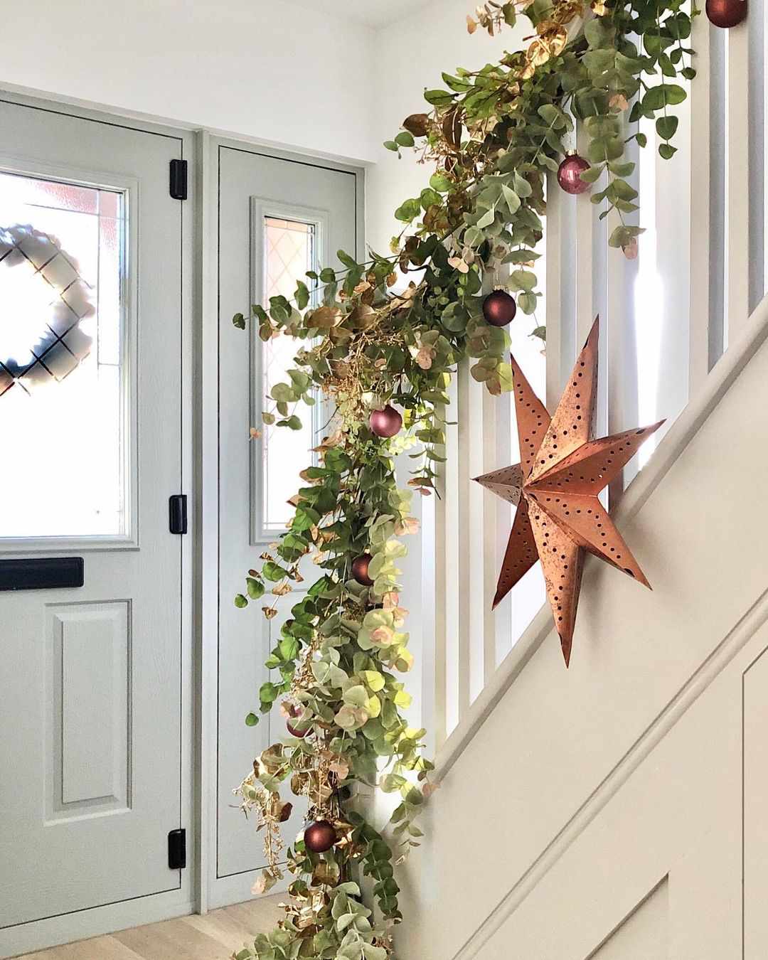 40 Beautiful Staircase Decorations For Christmas