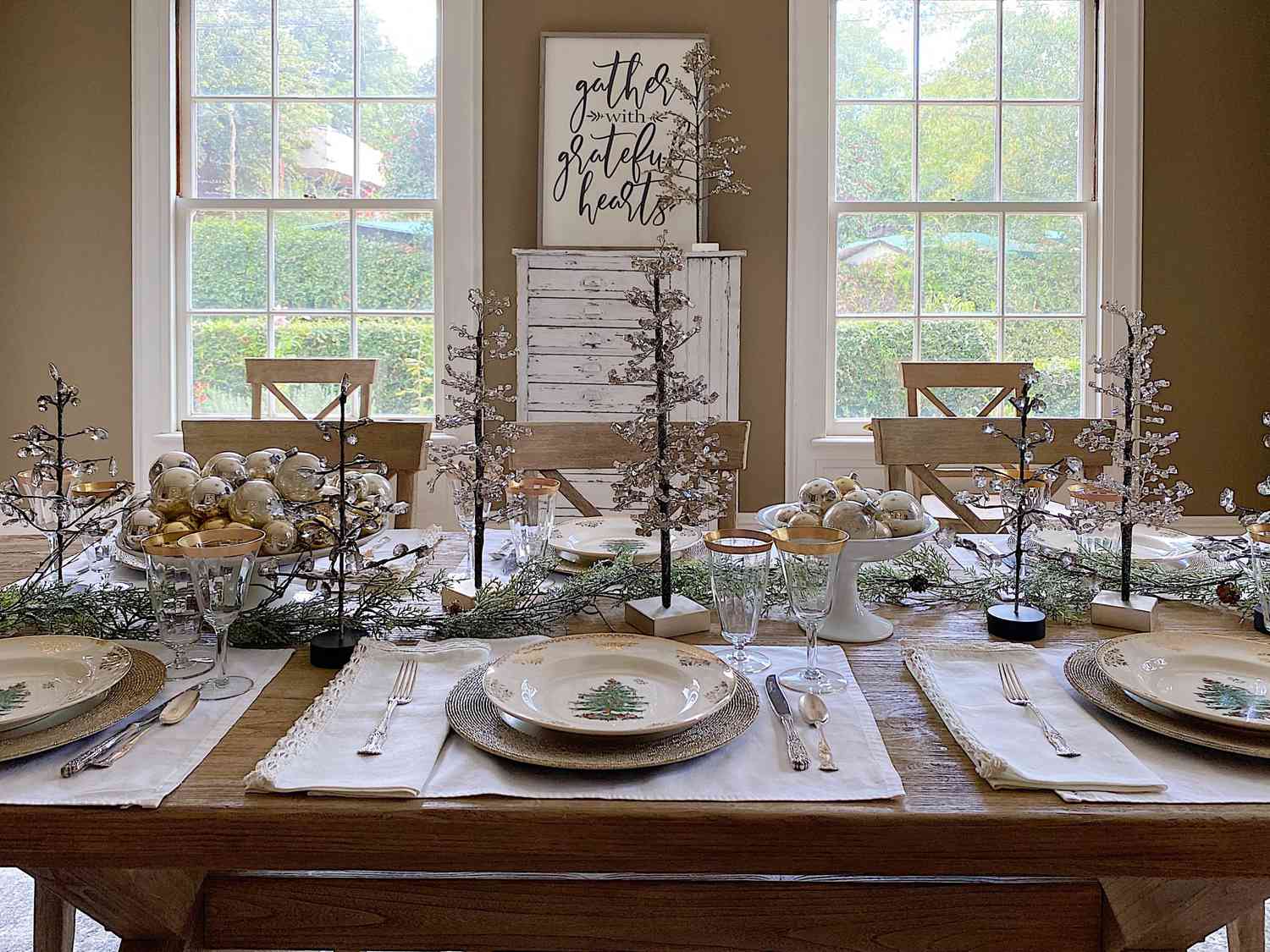 56 Christmas Table Decorating Ideas for Holiday Cheer