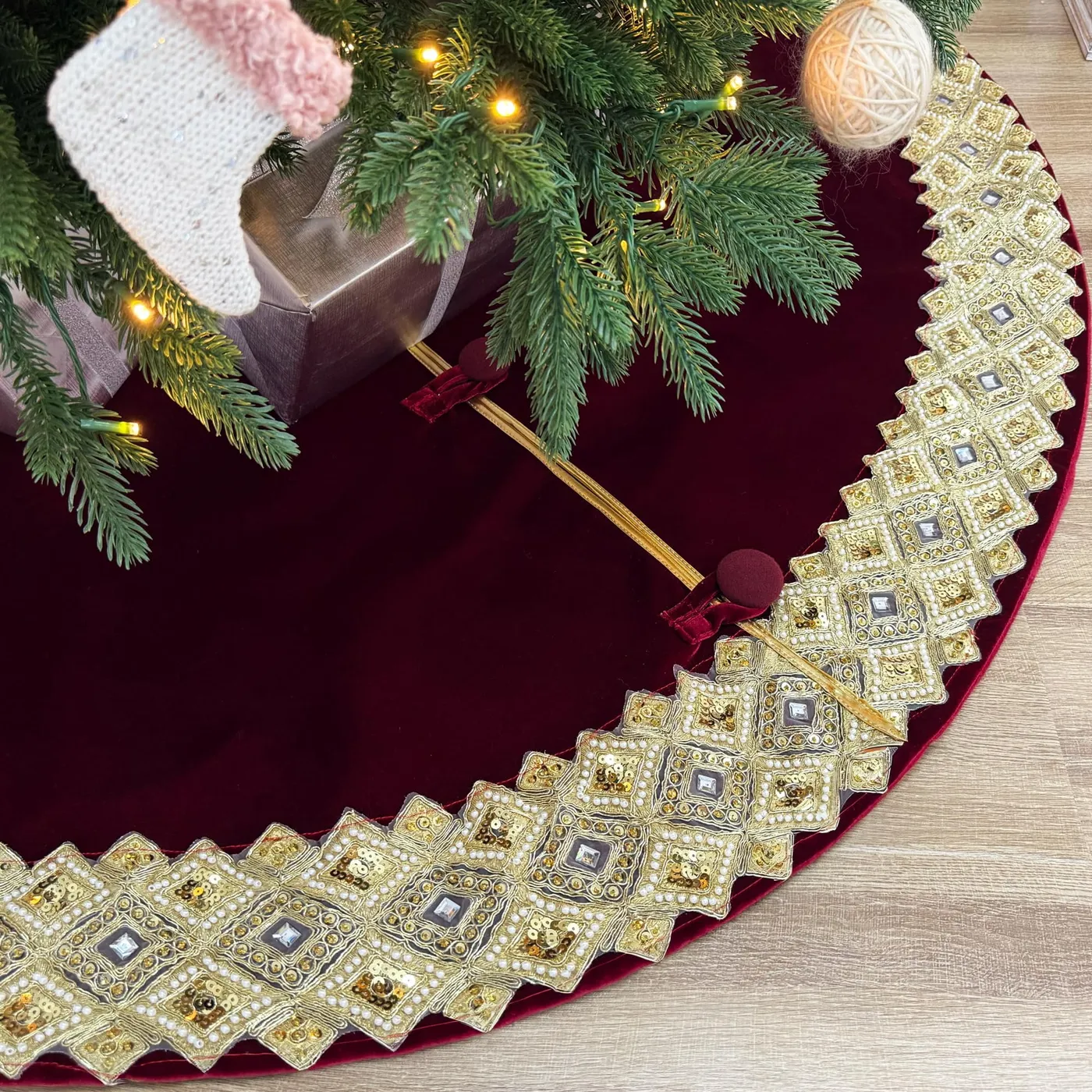 60-Inch Venetian Gilded Christmas Tree Skirt with Jeweled Gold Band and  Button Loops, Burgundy Red - Walmart.ca
