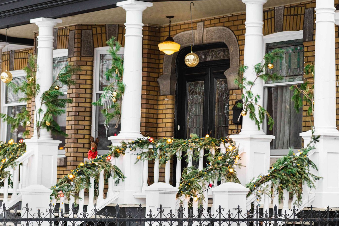 68 Pretty Front Porch Christmas Decorating Ideas for a Festive Welcome