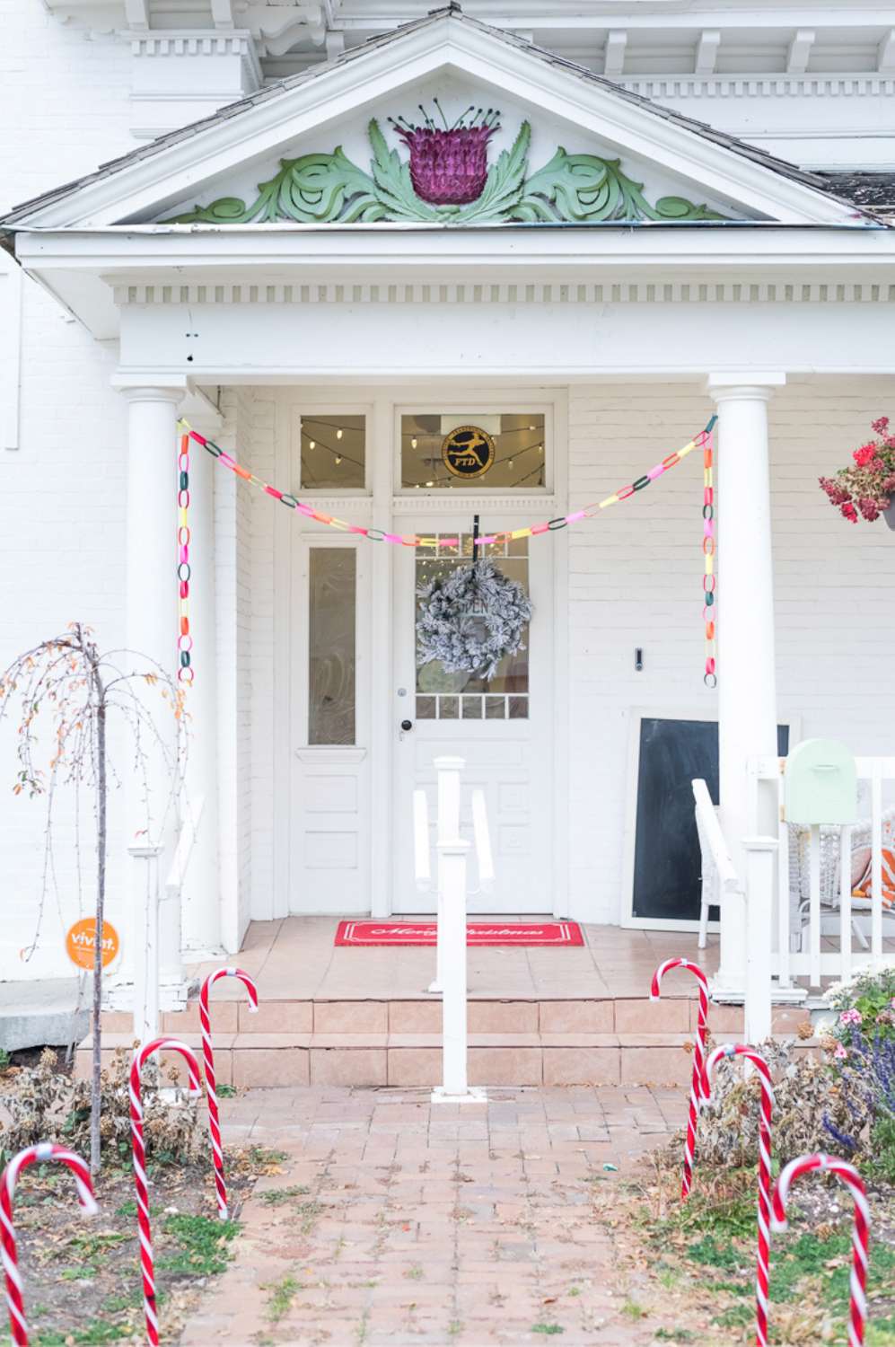 68 Pretty Front Porch Christmas Decorating Ideas for a Festive Welcome