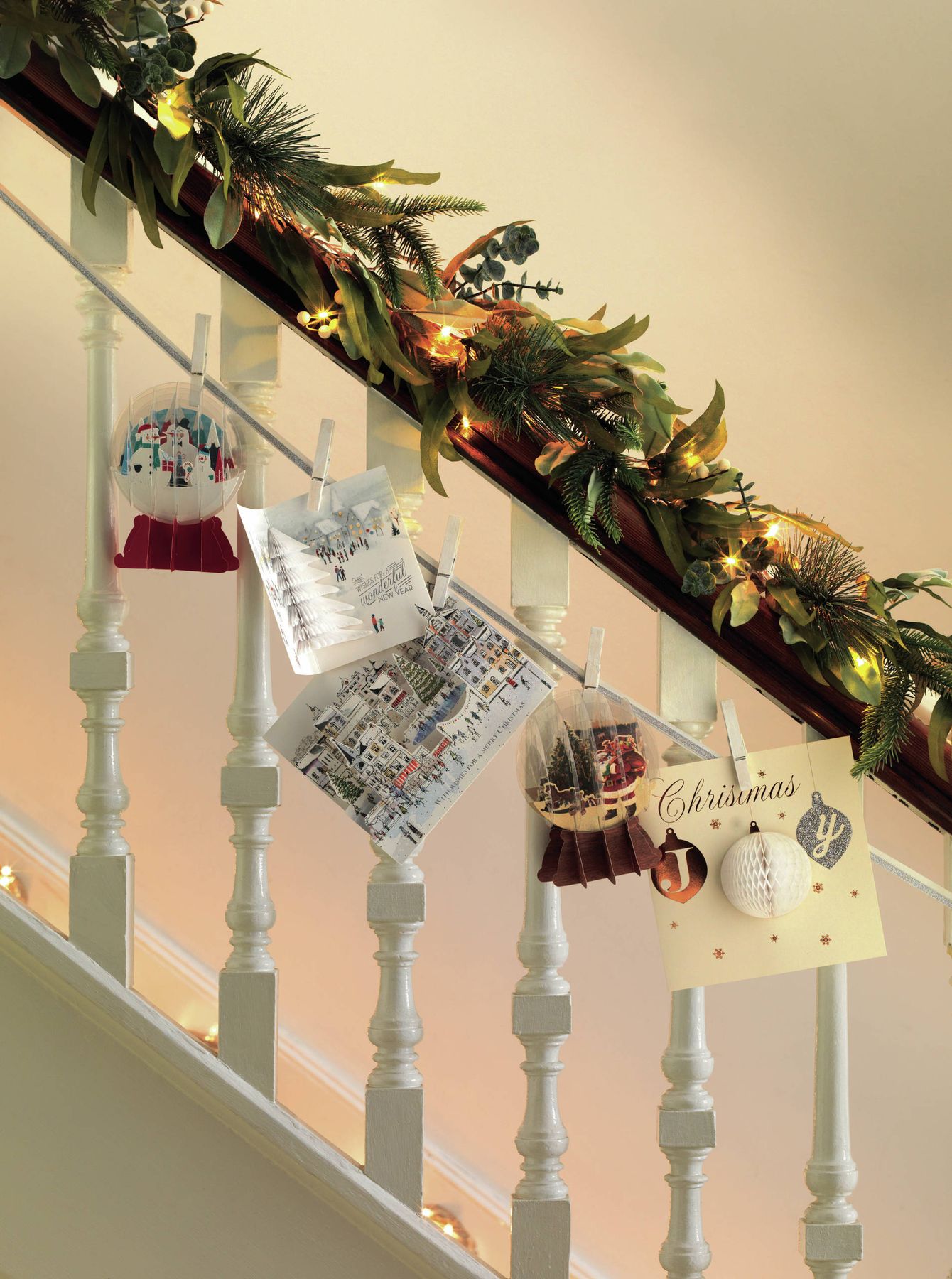 8 Christmas Staircase Decorating Ideas | Houzz IE