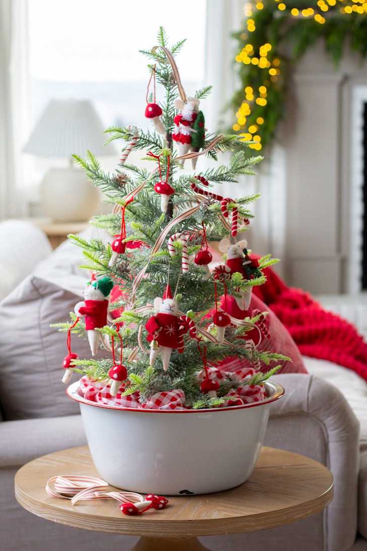 8 Christmas Tree Themes to Make Your Holiday Decor Pop | Apartment Therapy