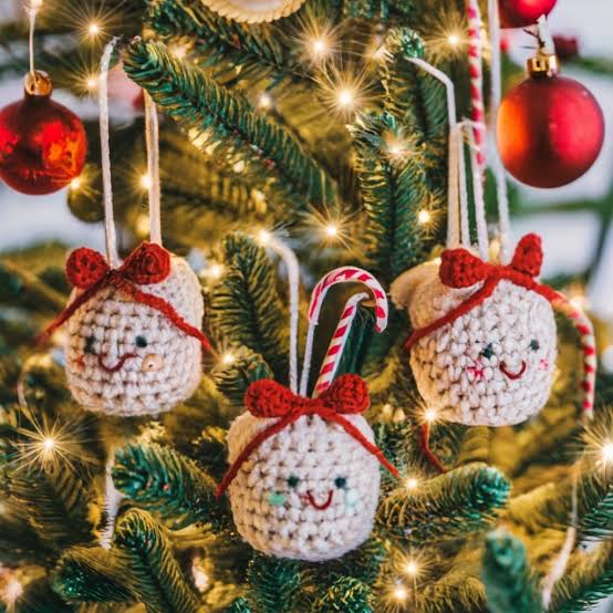 9 Free Christmas Tree Decorations Crochet Patterns - Knots Of Imagination