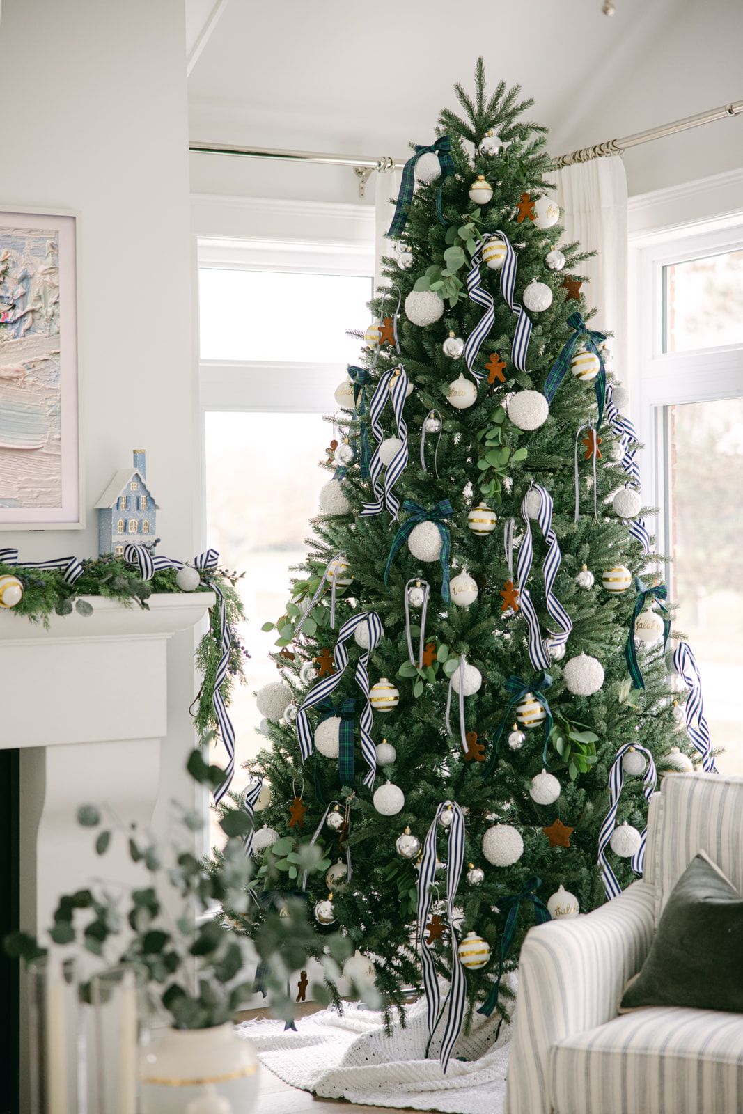 A Classic Coastal Christmas Living Room Tour - The Leslie Style