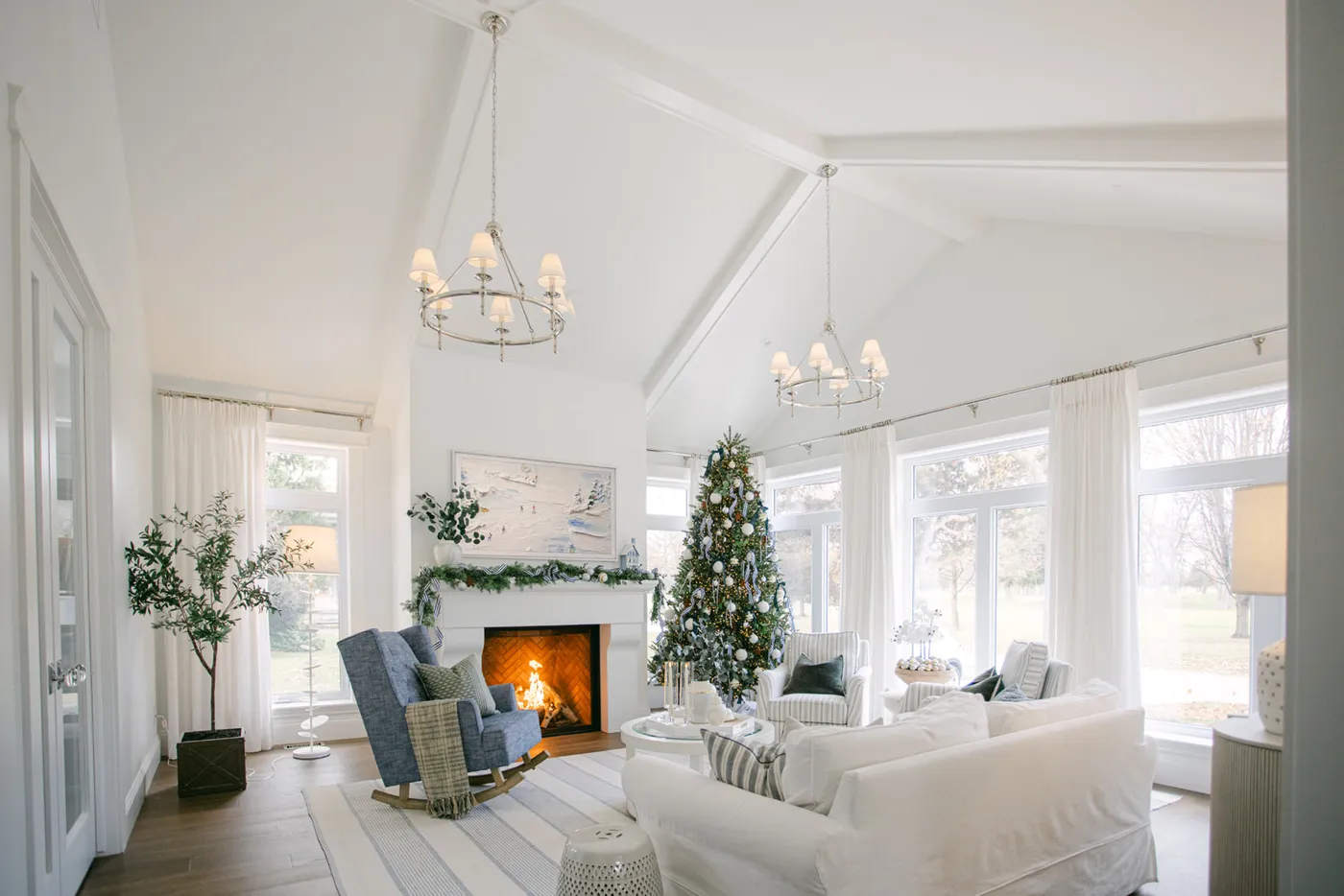 A Classic Coastal Christmas Living Room Tour - The Leslie Style