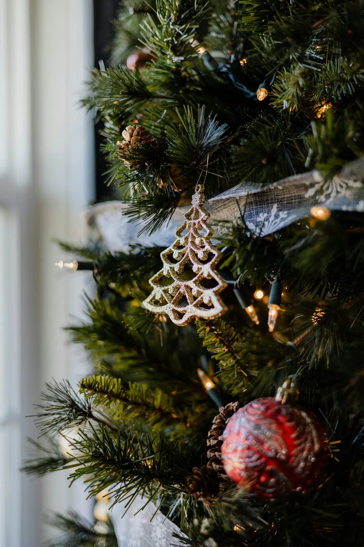 A close up of a christmas tree with ornaments - Free Photo on Unsplash