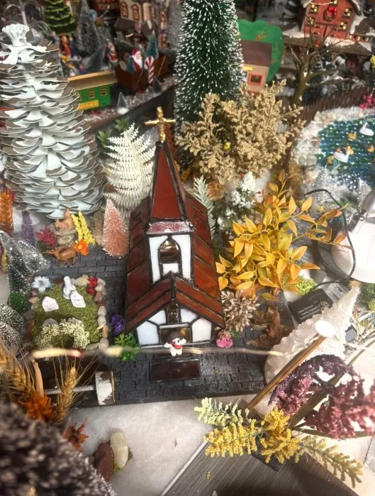 A Massapequa man's miniature world of Christmas