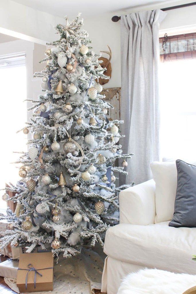 Adding this to my Christmas tree decorating ideas inspiration: created a ' frosted' look with a flocked tree - The Shabby Creek Cottage