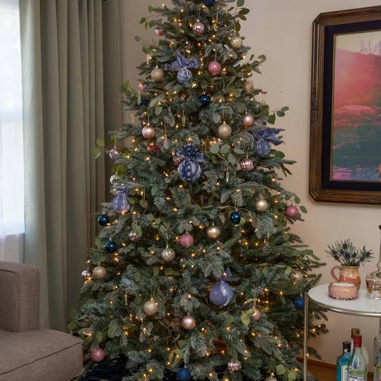 An Out-of-This-World Constellation Christmas Tree | HGTV