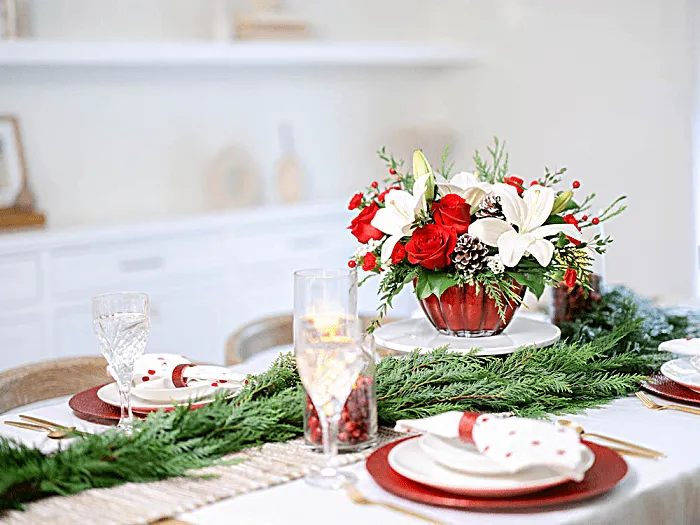 Best Christmas Flower Arrangements for Your Table | Teleflora - Teleflora  international