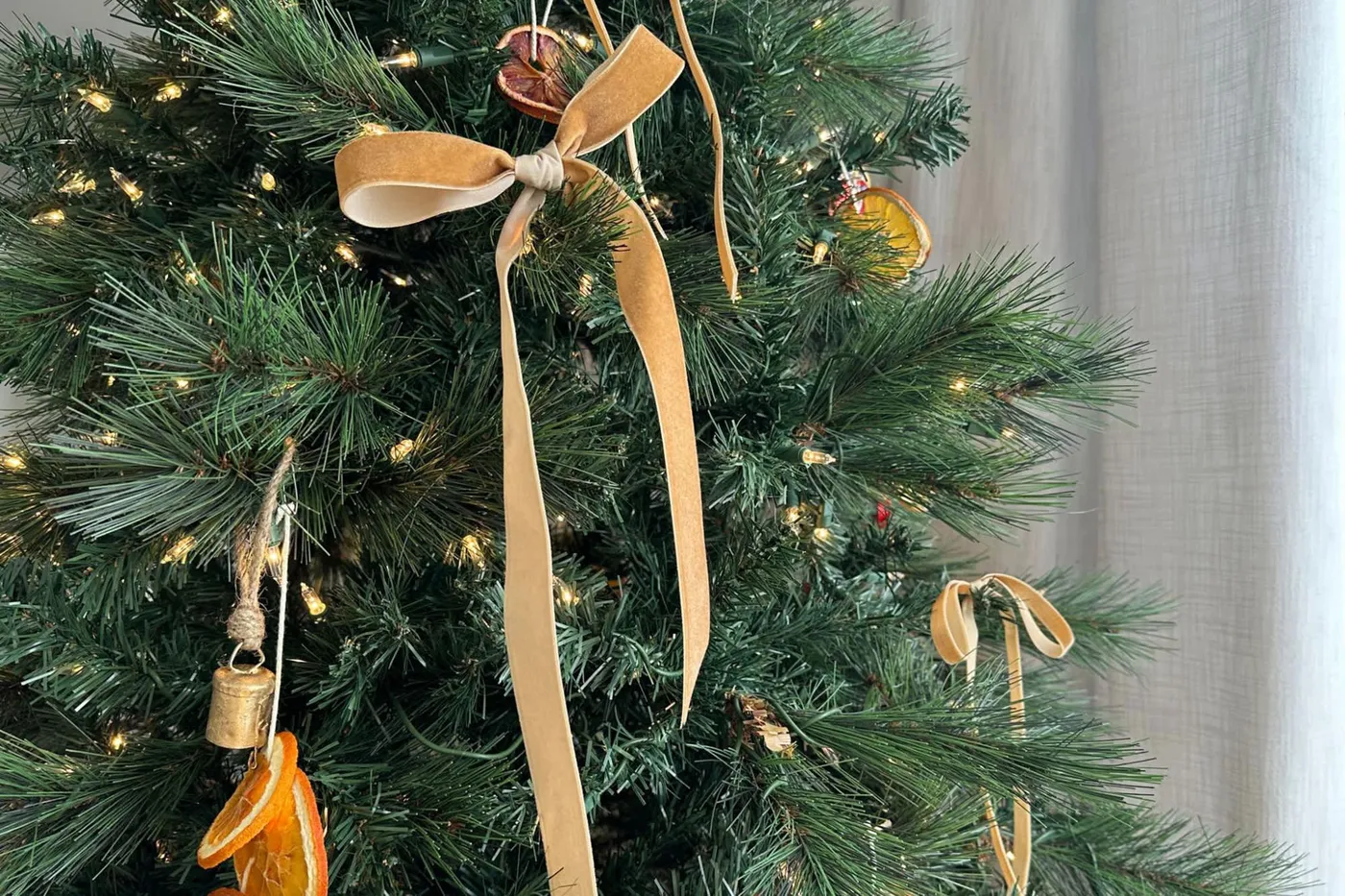 Bow Girl Christmas Trees & Decor 2023 — How to Get the Look | Apartment  Therapy