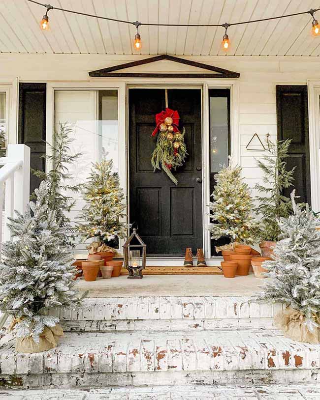 Cheerful and Charming: 35 Outdoor Christmas Decorating Ideas to Delight