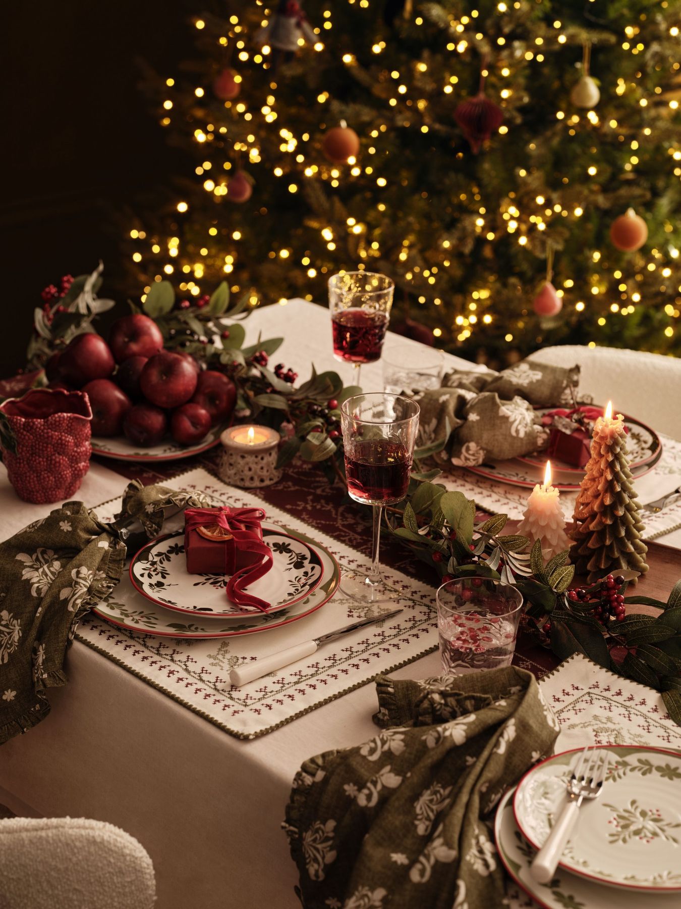 Christmas Decorations Holiday Dining Tables 31 Christmas Dining Table Decor Ideas So Gorgeous Guests Won't