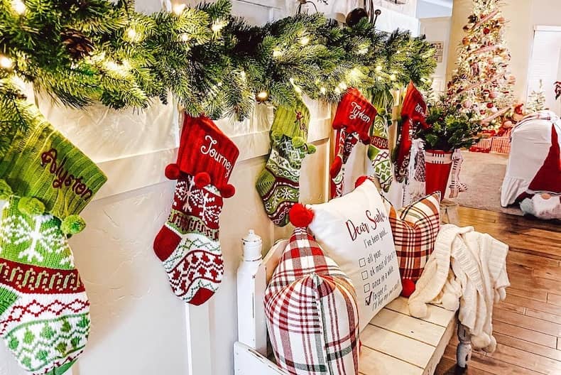 Christmas homes - Red, white and green Christmas decor - Farmhousehub