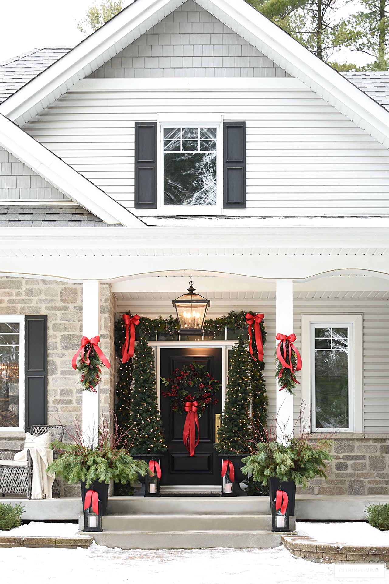 Christmas Porch Decor in Classic Red || CITRINELIVING