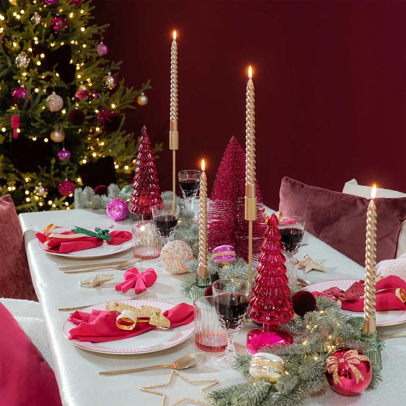 Christmas table decorations in fuchsia, burgundy and gold