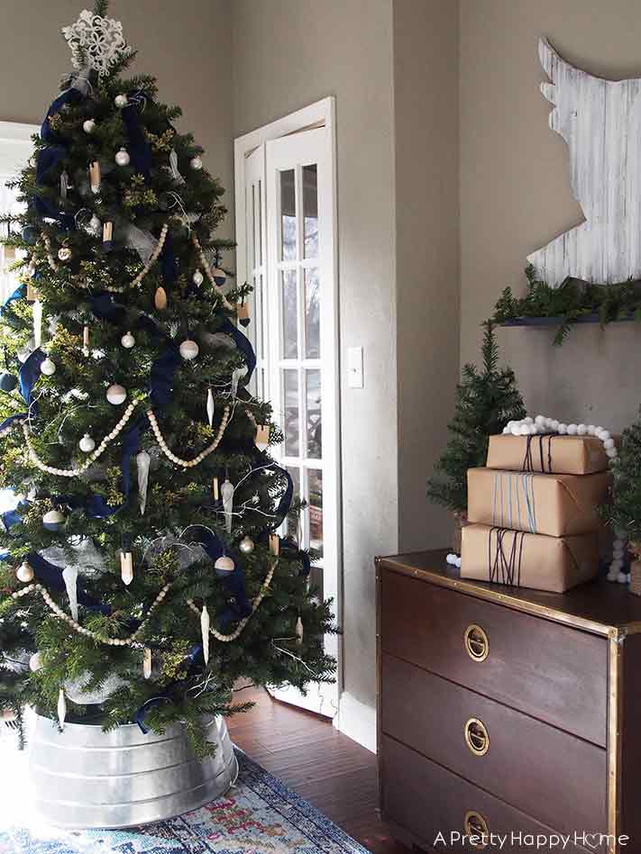Christmas Tree 2018: Blue, White and Natural Wood – A Pretty Happy Home